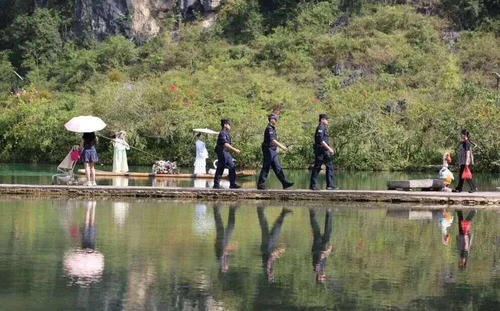 民族村寨里:守护平安、守护你